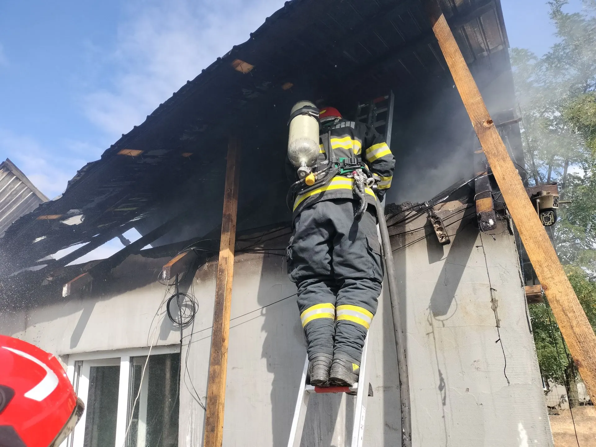 Albești, Tudor Vladimirescu: incendiu pe acoperiș, ~35 mp