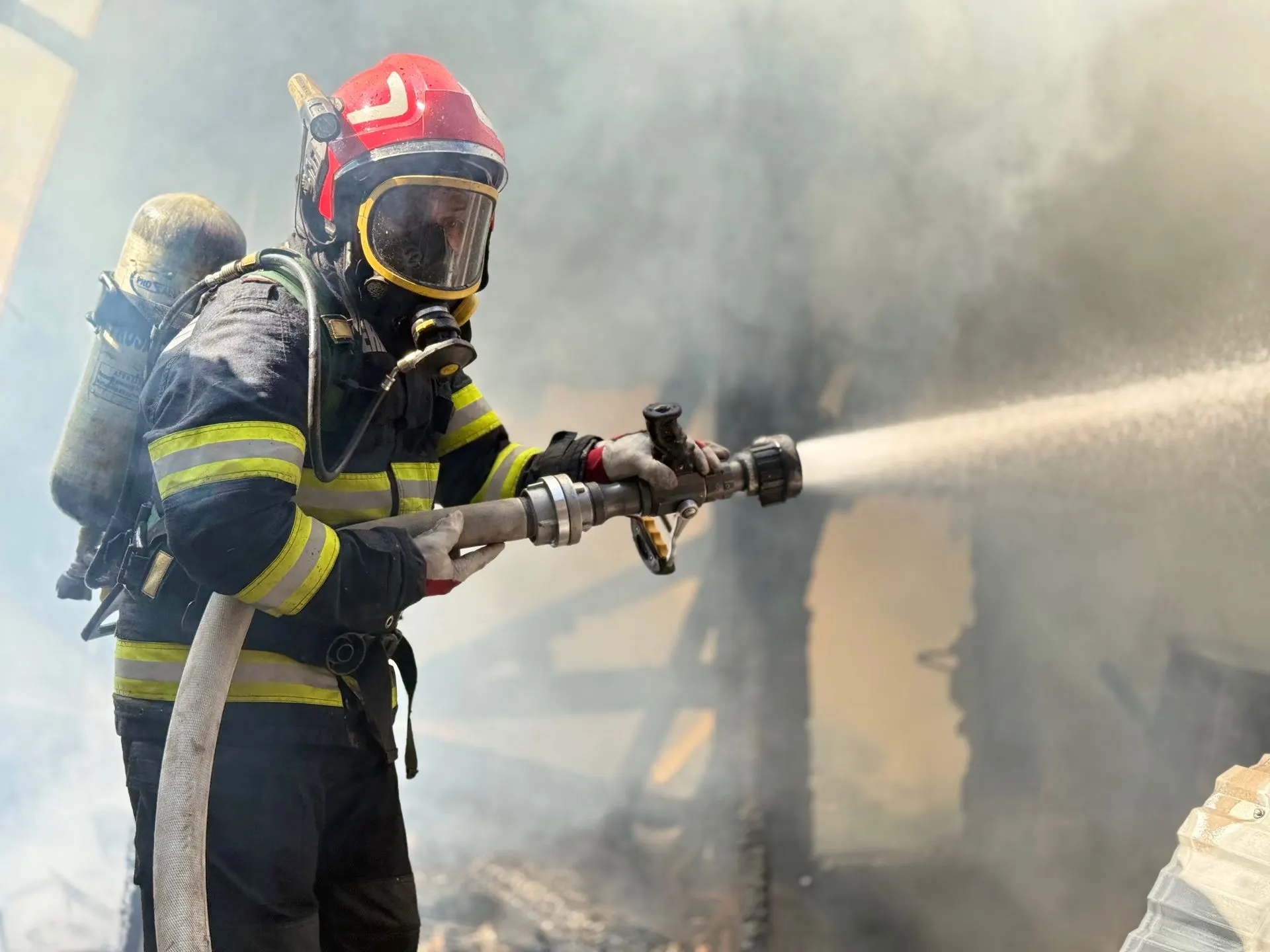 Avrămeni: incendiu în bucătăria de vară; mobilier și electrocasnice arse