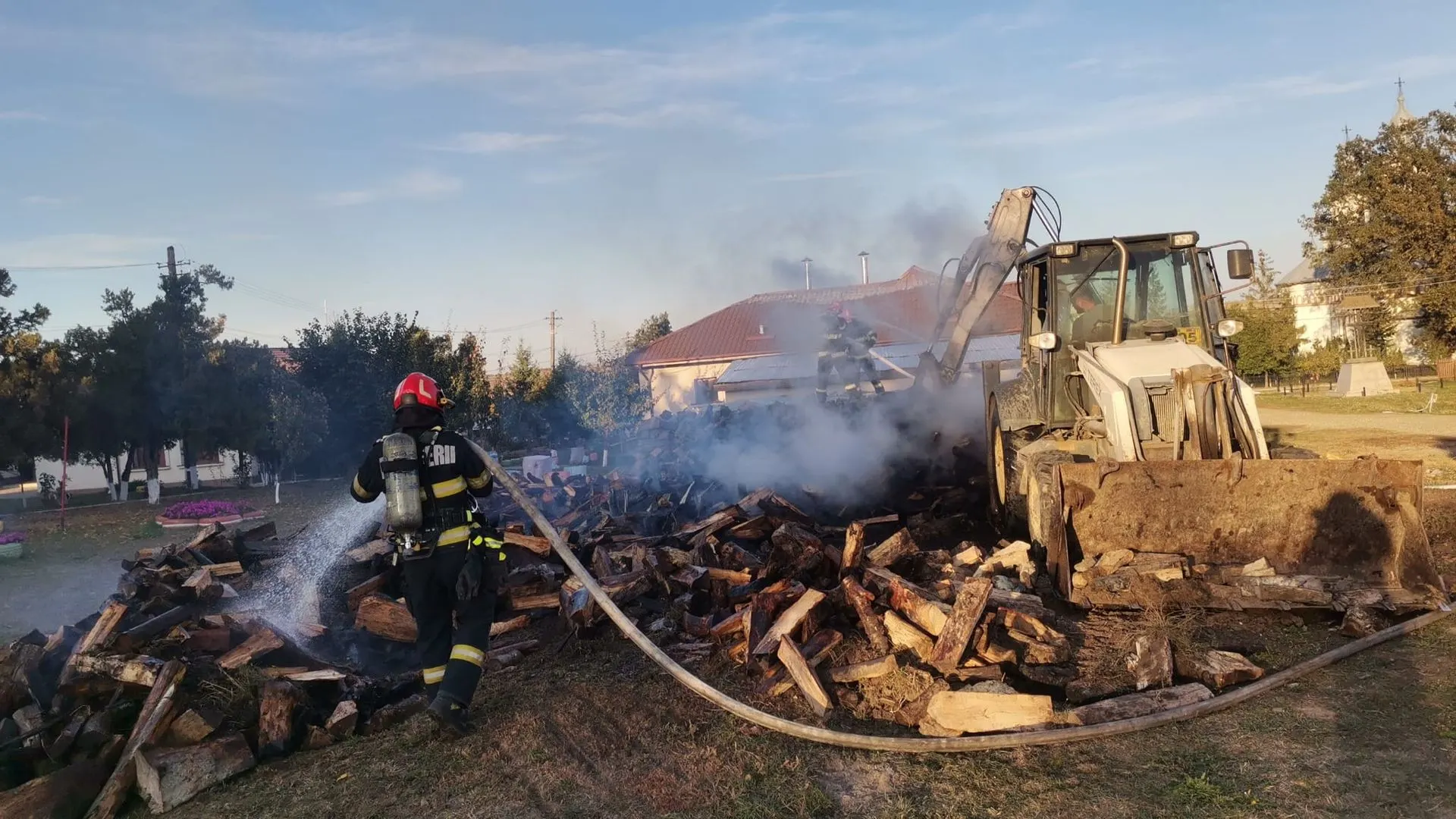 Incendiu la depozitul de lemne al școlii din Cristești; pompierii au salvat 100 mc