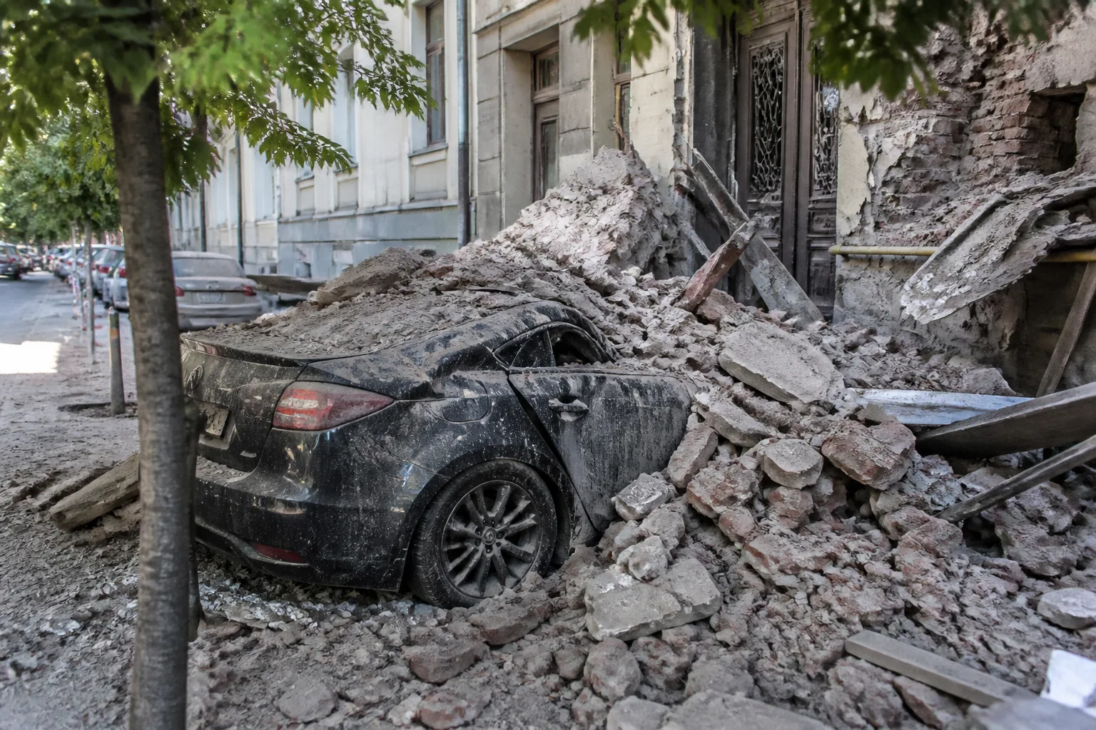 Perete prăbușit peste o mașină pe strada Săvenilor. Clădirea rămâne cu risc de prăbușire