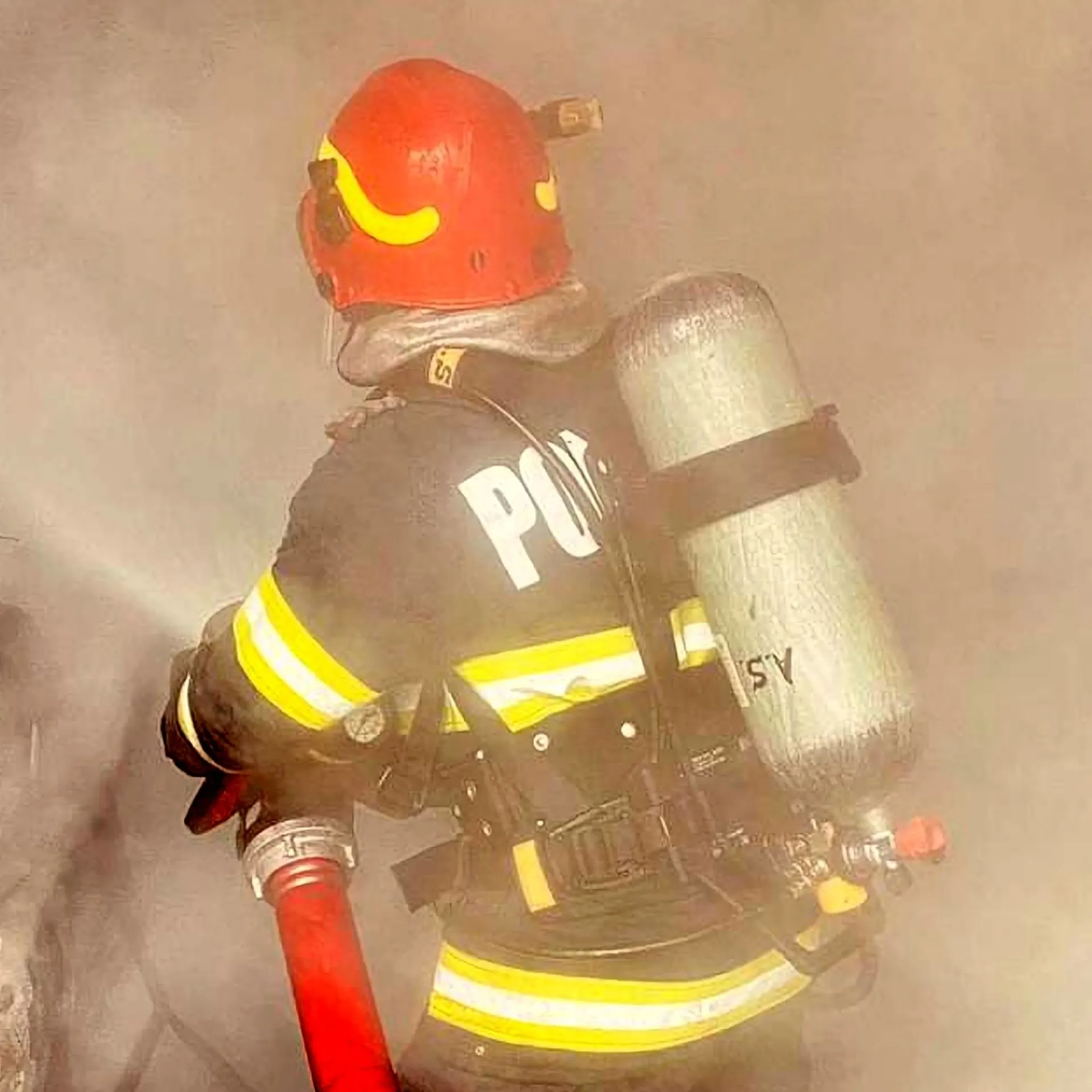 Pompierii botoșăneni, cu autoplatformă la incendiu pe un bloc din Suceava